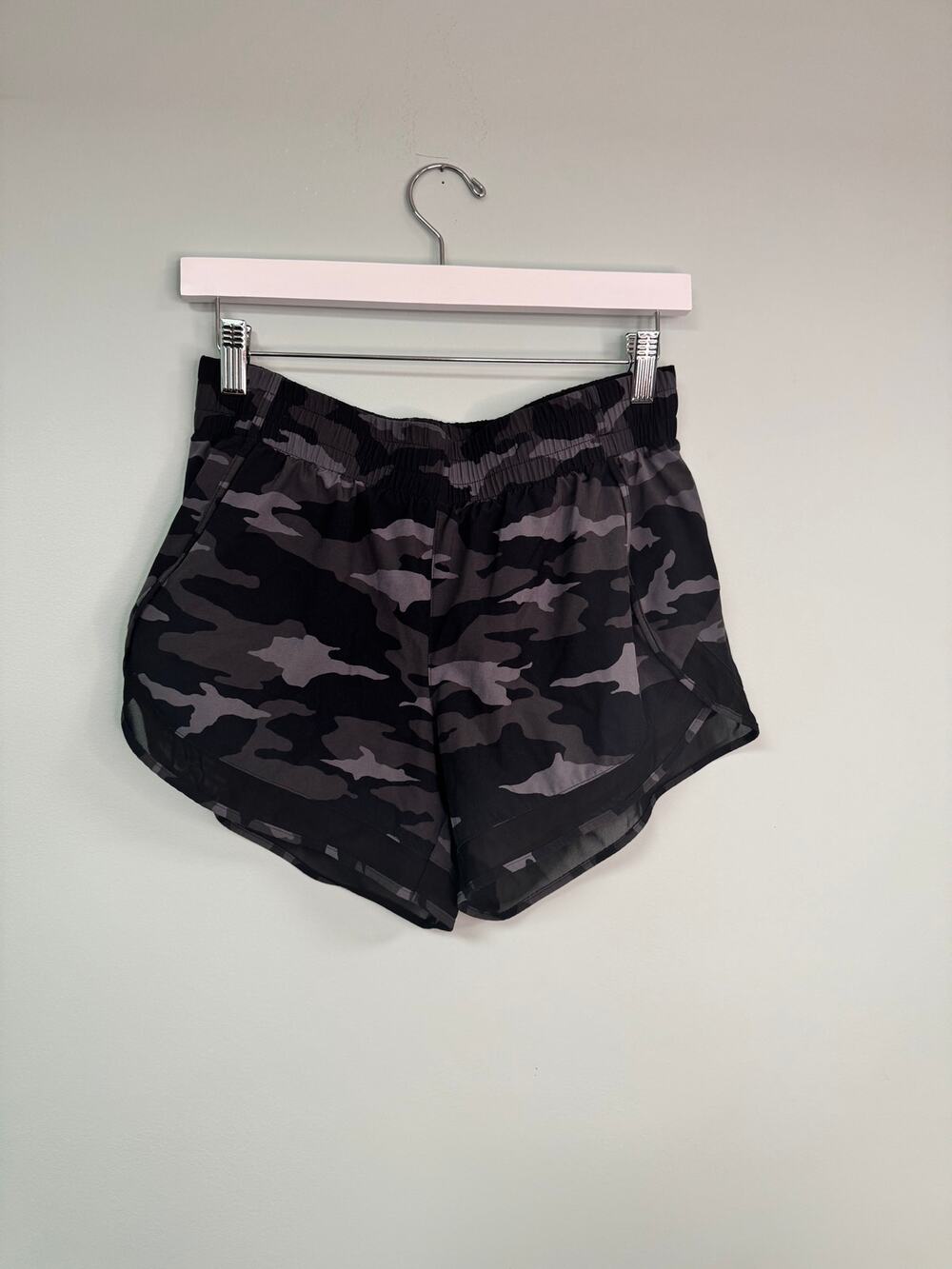 EUC! Athleta Mesh Racer Run 4” Short - Camo - Small